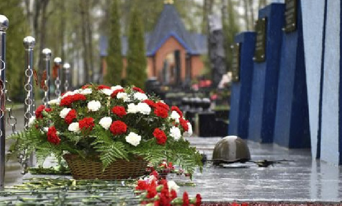 Как правильно возлагать венок на похоронах: традиции России